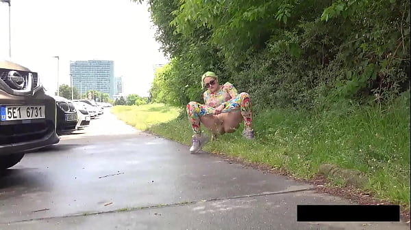 Play MP4 - Colourful Pissing