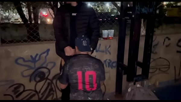 Amigos Foram B-b-r Na Quadra E Cabaram Na Broderagem At&eacute; Que Derrepende Apareceu Um Morador De Rua Que Deixou Tudo Mais Interessante thumbnail