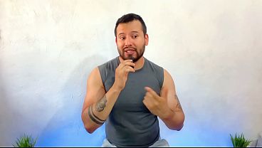 Mecanico Venezolano de motos dotado deja que su vecino le orde&ntilde_e la verga a cambio de favores! Relato sexual