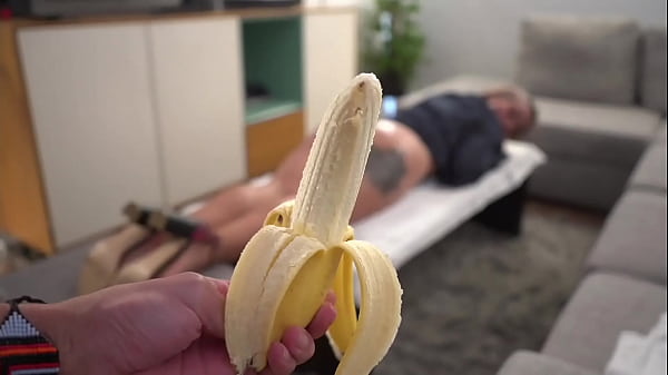 Latina Caliente Salvaje Dandole Una Mamada A Un Banano thumbnail