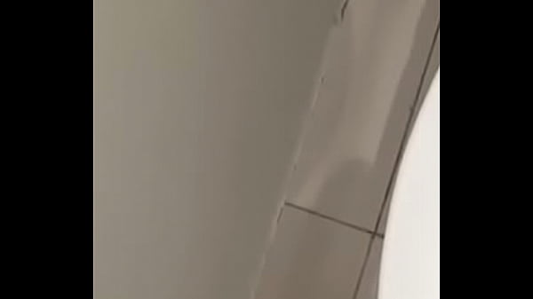 Safado batendo uma no banheiro do mercado antes do almo&ccedil;o 