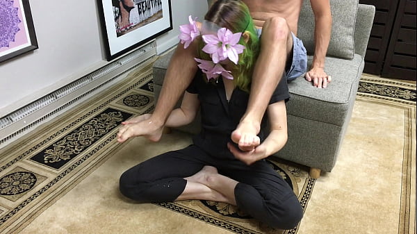 Nonton Hot Woman Gives Footjob thumbnail