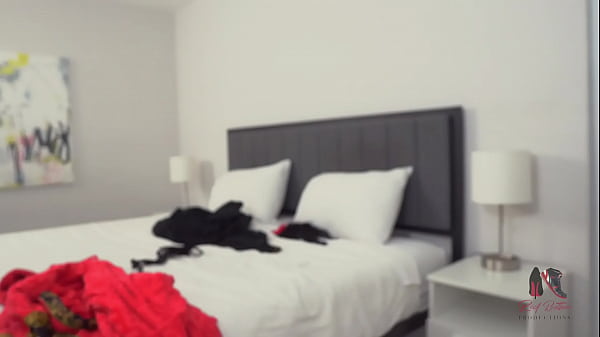 Play MP4 - Lesbian shower love