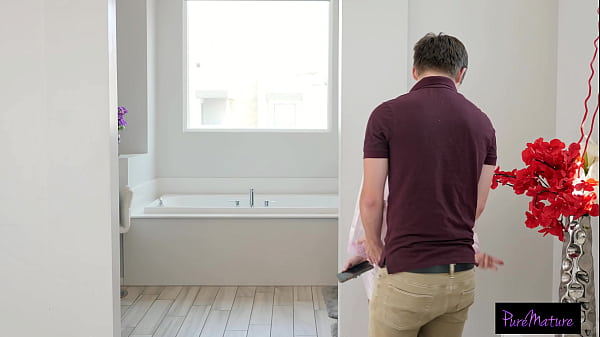 Play MP4 - Jordan Maxx Makes Mover Stuff Her Box