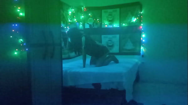 Nonton I Wanted To Make Homemade Porn But I Didn't Have Anything To Record With, So I Used An Old Camera To Record Myself Naked At Christmas thumbnail