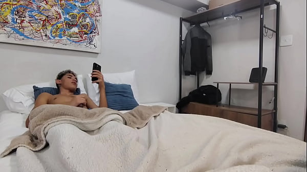 Nonton Madrasta Perversa Troca De Roupa Na Frente Do Entiado Que Ainda E Virgem thumbnail