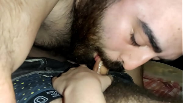 Oso peludo me come la polla y los huevos hasta correrme 
