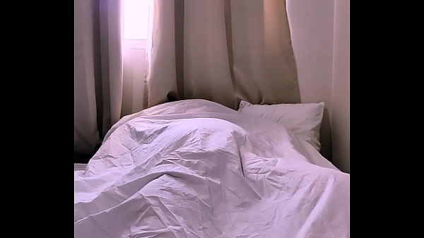 Gostosa mamou o stepsister escondido de seus pais, bebendo leite secretamente 