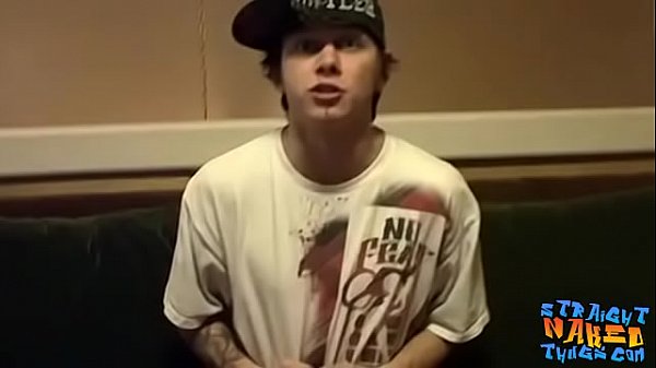 Straight dude likes jerking off solo 