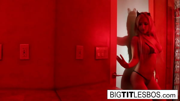 Sex kittens Alix Lynx Cherie Deville lick_one another