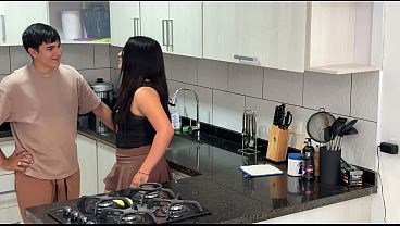 ¡_El compañ_ero de cuarto me coge DURO en la COCINA DE NUEVO!