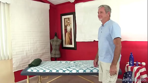 Nonton Sexy Fat Babe Mia Riley Receives An Extra Special Massage thumbnail