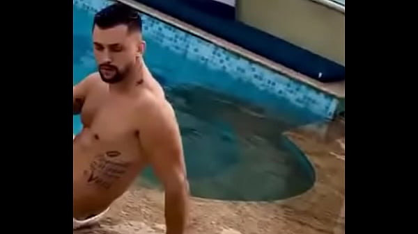 Macho sarado exibe o corpo sarado gostoso 