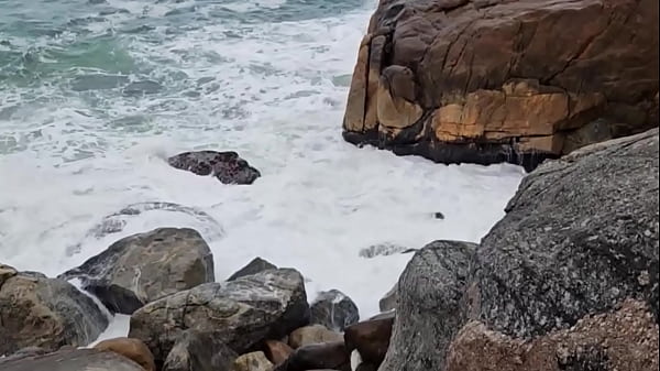 SAYMON FITNESS experimentou a buceta delicia da Brenda Floripa nas rochas 