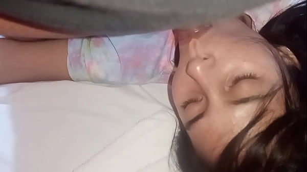 Play MP4 - Pens&eacute; que estaba teniendo un sue&ntilde;o h&uacute;medo&comma; pero me di con la sorpresa que realmente me estaban follandome&comma; no pares por favor me gusta tu cabecita rosada