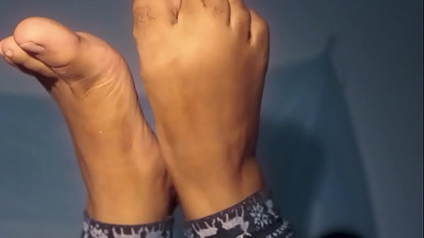 Ebony MILFteasing you with her amazingfeet