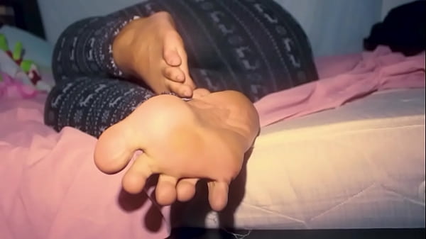 Ebony_MILF teasing youwith her amazing feet