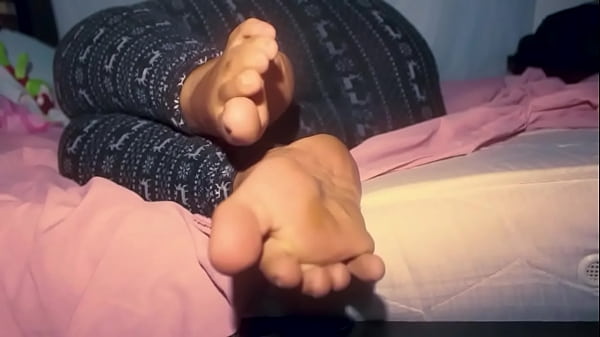 Play MP4 - Ebony MILF teasing you with her amazing feet