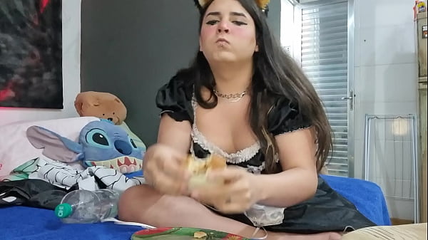 NOVINHA TRANS COMENDO GOSTOSO ENQUANTO REBOLA A BUNDA 