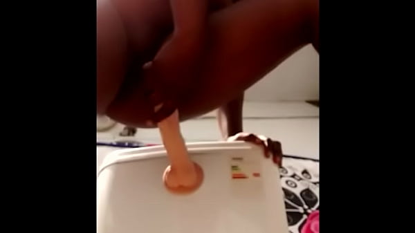 Compilation t&eacute;l&eacute;phonique de salopes d'elvie &eacute;tirant sa chatte en ext&eacute;rieur partie