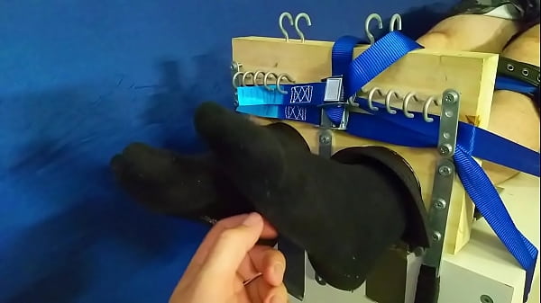 Nonton Jeune Mec Attach&eacute; Et Chatouill&eacute; Au Carcan ! thumbnail