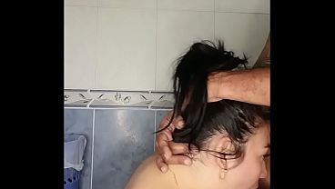 Madrastra Cachonda Le Chupa La Verga A Su Hijastro En La Ducha thumbnail