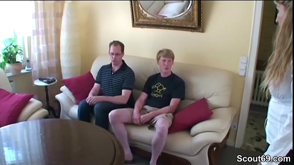 Play MP4 - Mutter fickt ueberredet zwei Freunde der Tochter zum Ficken