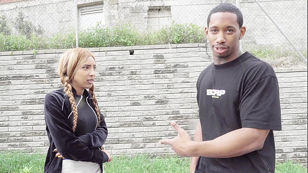 Play MP4 - Chica cachonda va por la calle pidiendo pollas parte 2