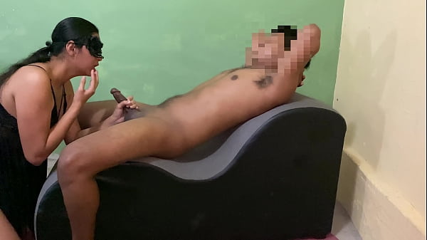 Le doy una mamada a mi vecino por ayudarme_con el internet Submissiveadventures