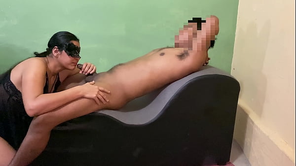 Le doy una mamada a mi vecinopor ayudarme con el internet Submissiveadventures