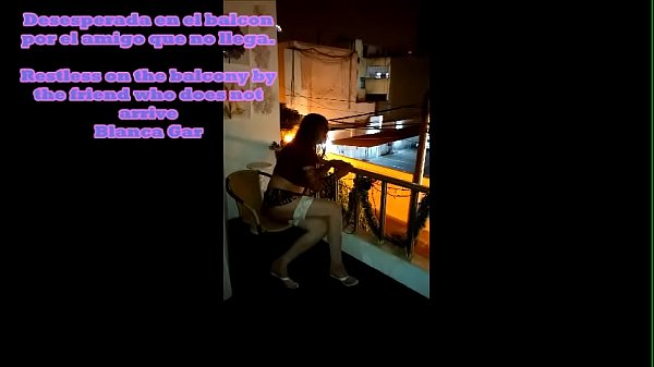 Restless on the balcony by the friend who does not arrive - Blanca Gar 