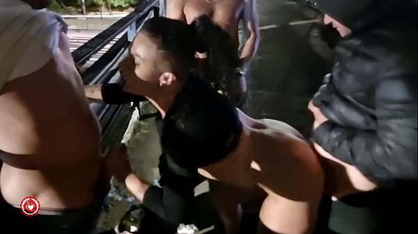 Andando Na Rua &agrave; Noite, Alguns Homens Ficaram Me Provocando. Como Adoro Uma Putaria, Dei Minha Buceta Para Todos Na Rua Mesmo thumbnail