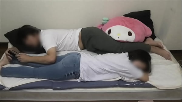 Nonton 彼氏の家でダラダラしてたらお互いにムラムラしてしまい激しい試合を繰り広げる変態カップル thumbnail