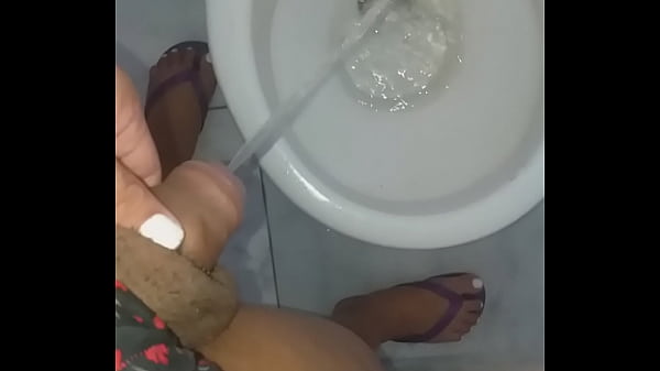 Eu dando uma mijada gostosa pra quem  gosta na cara ou  no corpo fazer esse fetiche gostoso 