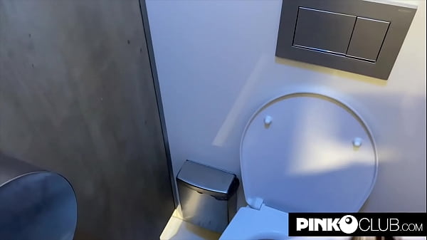 Play MP4 - Sara Bell si fa scopare dal cazzone nero di Freddy Gong in giro per Milano