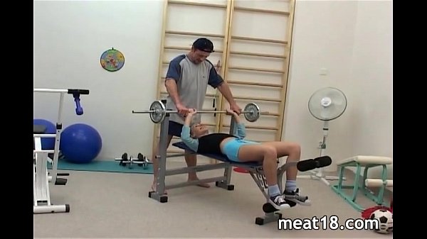Play MP4 - Hot teen giving great head in the gym