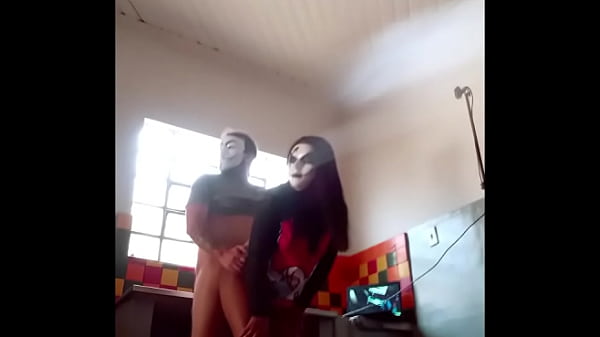 Vigiei Meu Primo No Banho E N&atilde;o Resisti...que Pica Gostosa thumbnail