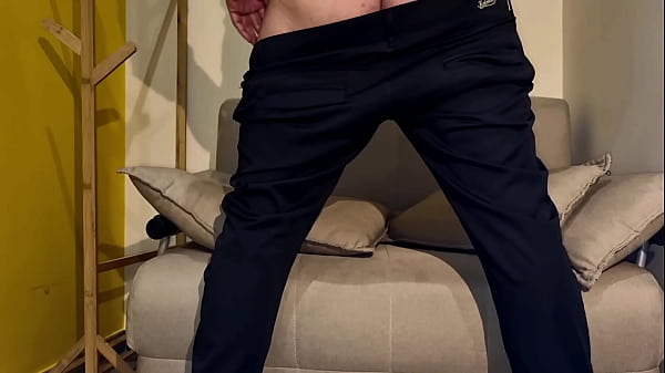 A casa trova il perizoma della matrigna ti metto il cazzo in bocca troia sborrata con un cazzo pazzesco in camicia e cravatta 