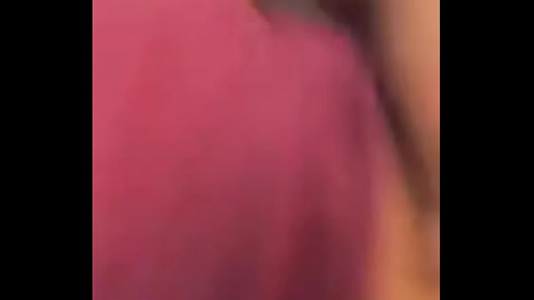 Garota colocando_o dedo no umbigo