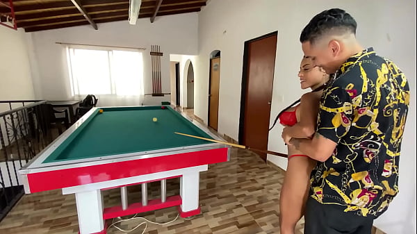 Ense&ntilde;ando a mi amiga latina a jugar al billar kristal bridge dani clark