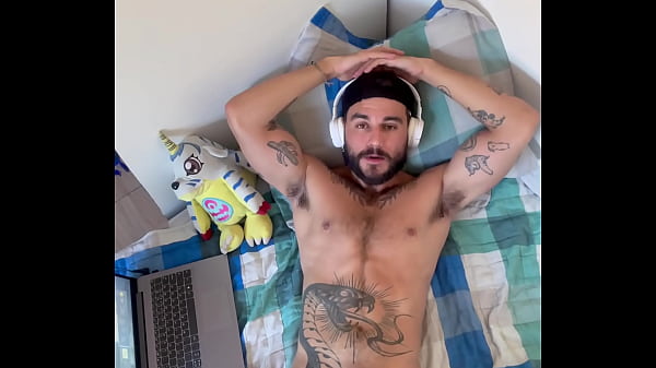 Puto tatuado tocando punheta