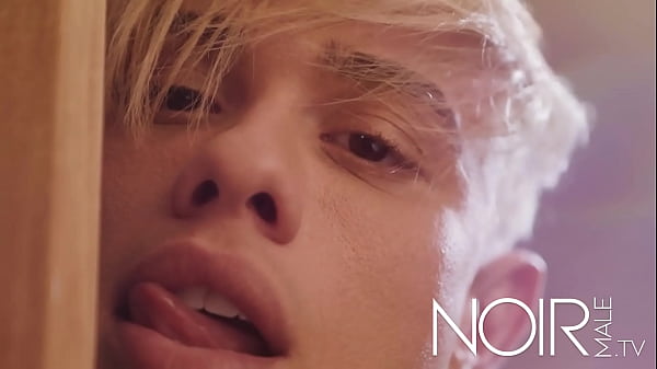 Mi hermanastro tiene la polla m&aacute;s grande que yo, soy negro. 