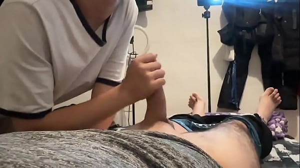 Una jovencita peli negra menuda anhela una gran polla 