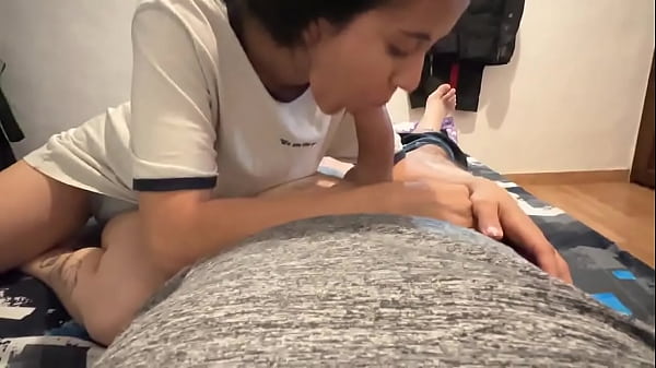 Play MP4 - Una jovencita peli negra menuda anhela una gran polla