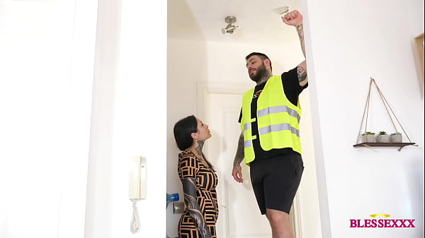 Play MP4 - Spycam to fuck with the maintenance