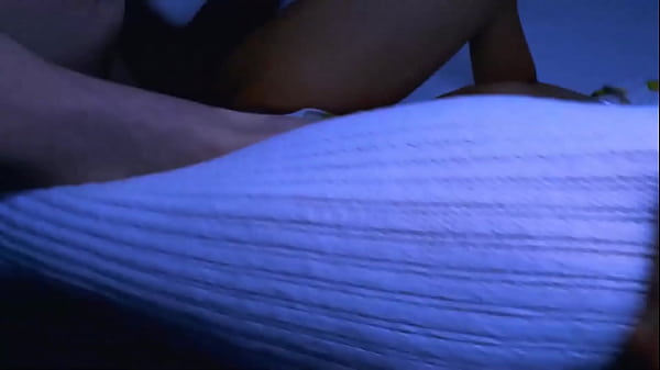 Él había invitado a la madrastra de su amiga_a cenar_en su apartamento y no podía evitar mirarle lastetas cada vez_que se inclinabapara servirse más vino