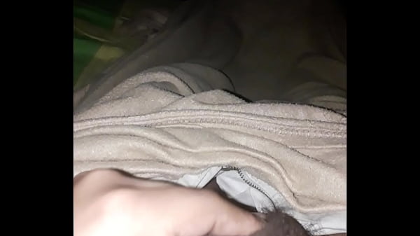 Chico virgen se hace una paja al despertarse