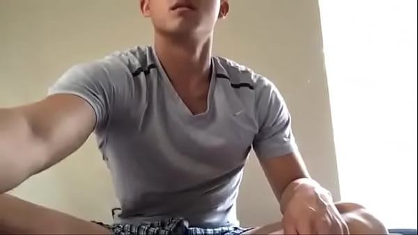 Anh dep trai 2 - His name please ? 