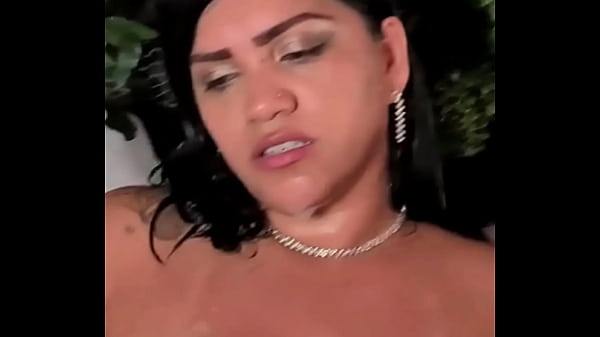 Banho de espuma e porra na bucetinhada morena