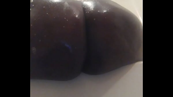 Black Babe shaking her wet ass
